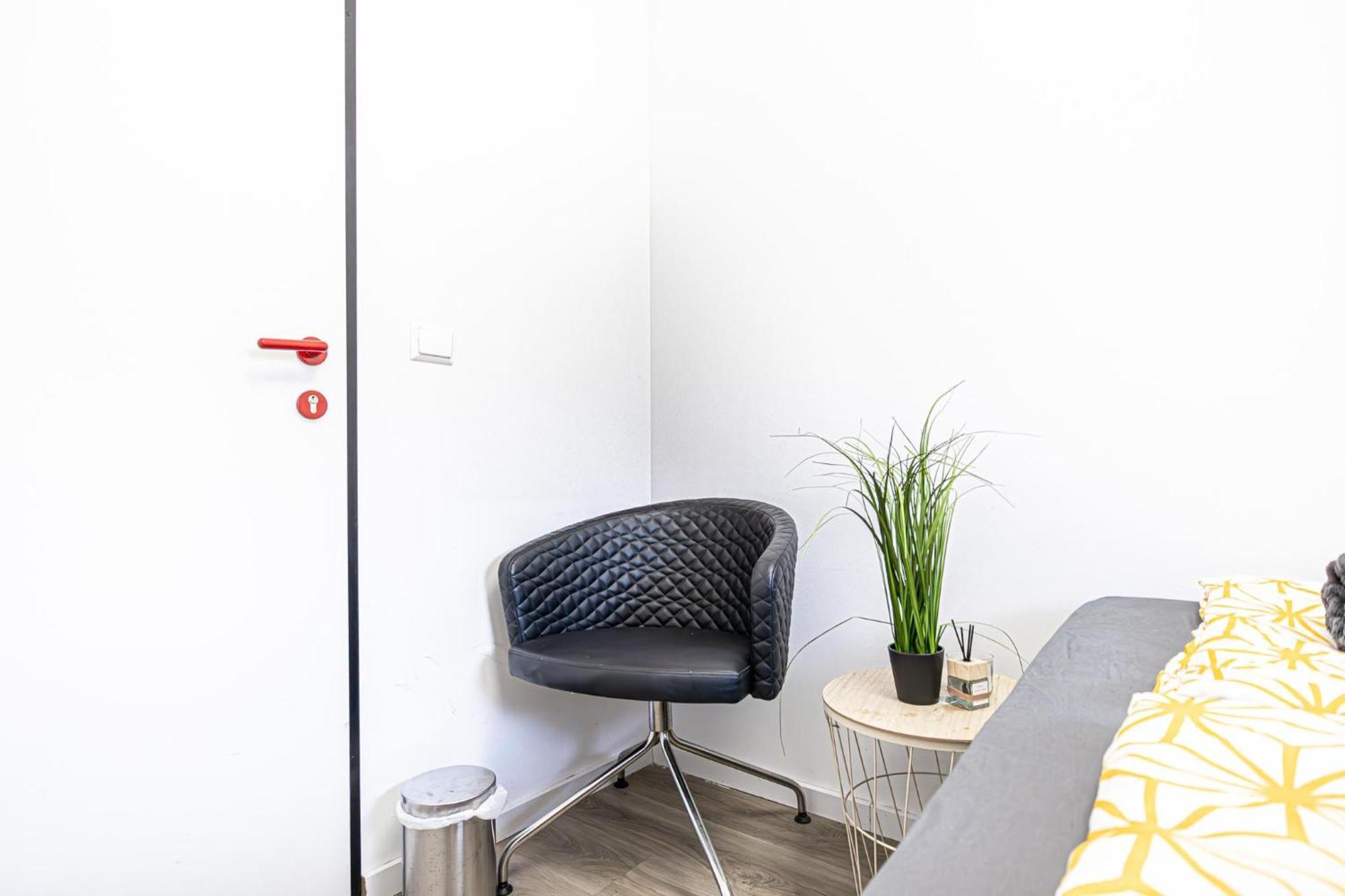 Near Schoenbrunn - Economy Rooms In Shared Apartment At Meidling Train Station Viena Exterior foto
