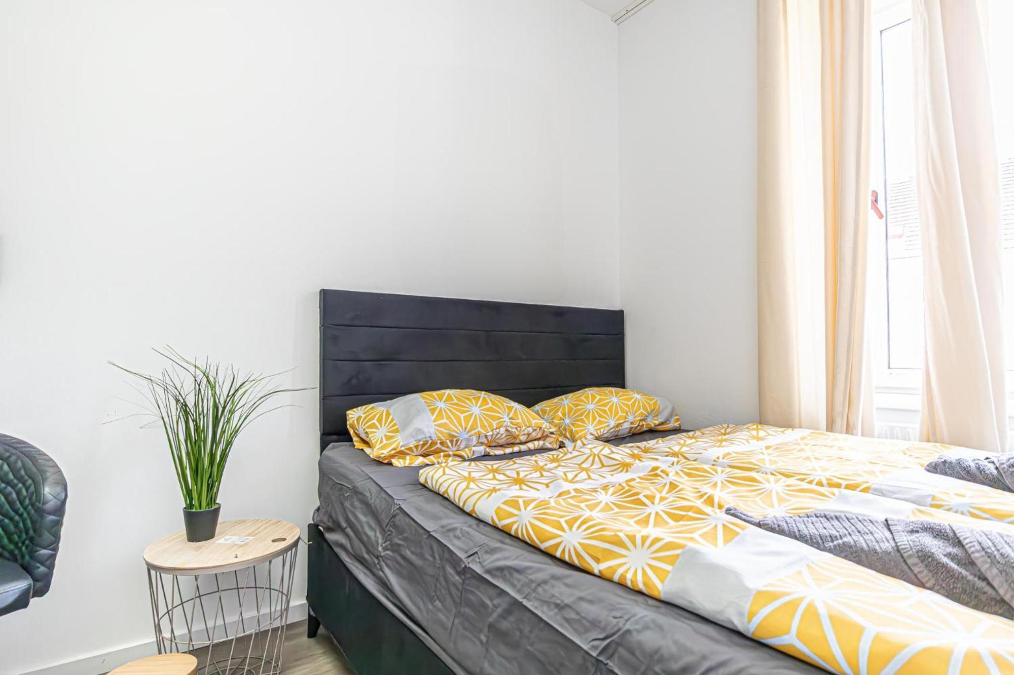 Near Schoenbrunn - Economy Rooms In Shared Apartment At Meidling Train Station Viena Exterior foto