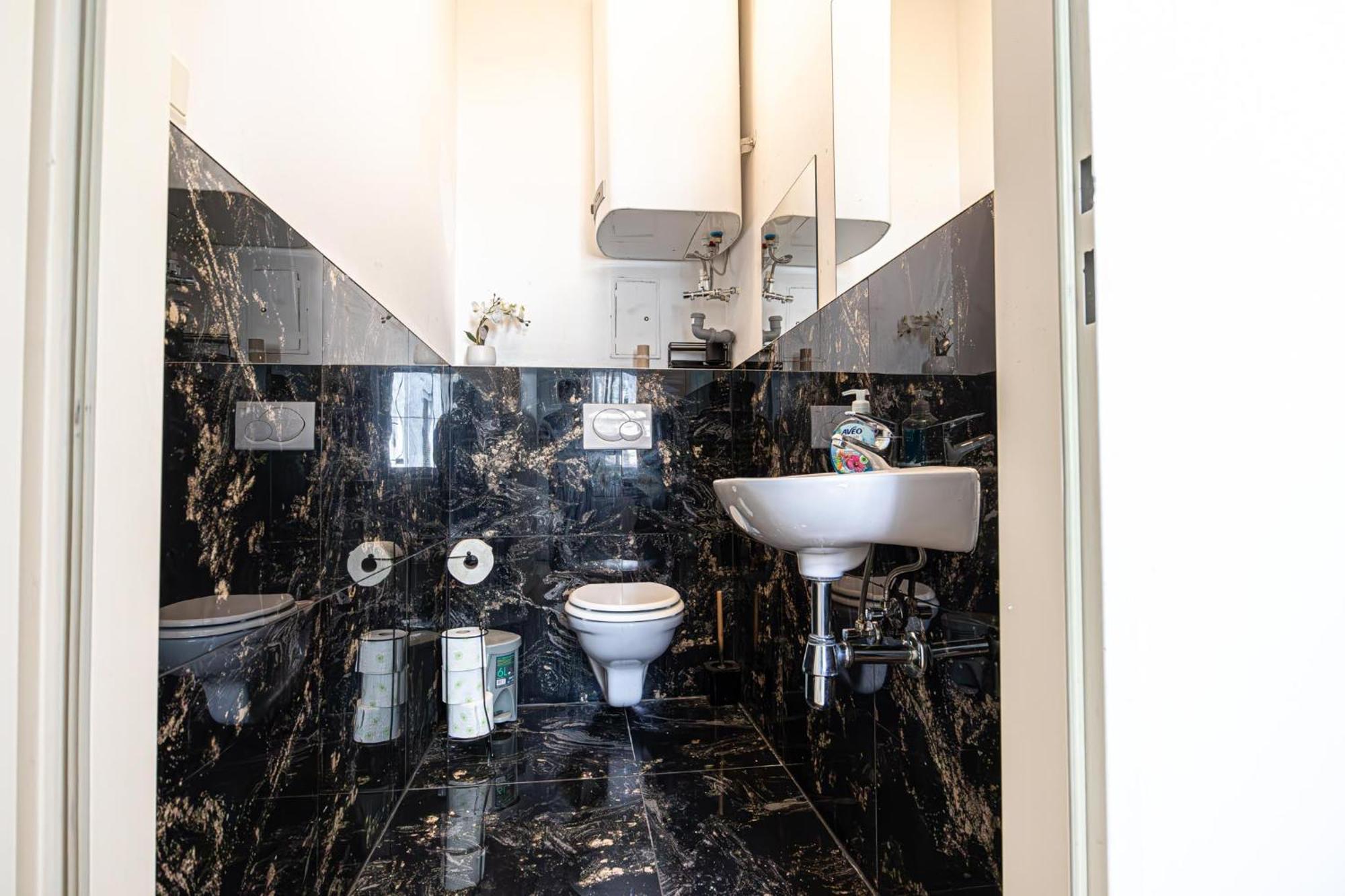 Near Schoenbrunn - Economy Rooms In Shared Apartment At Meidling Train Station Viena Exterior foto